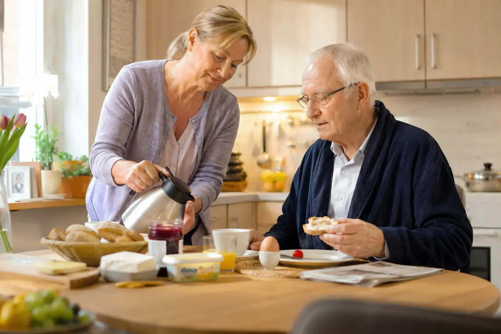 Betreuungskraft unterstützt Senior zuhause