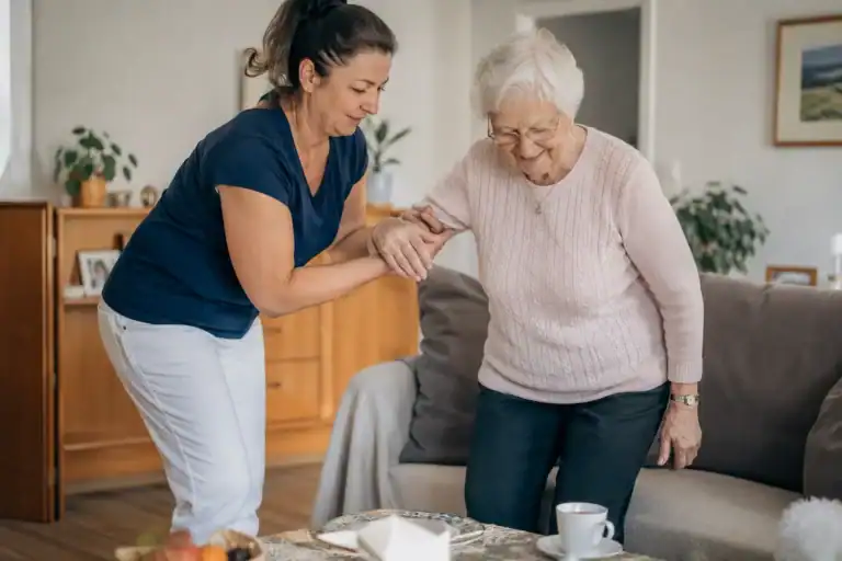 24-Stunden-Pflege zuhause mit Betreuungskraft und Seniorin im Alltag