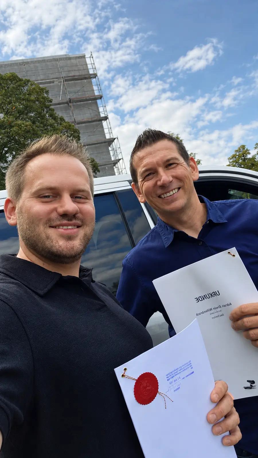 Natan Wojtasczyk und Rafael Filipiak mit offiziellen Unterlagen