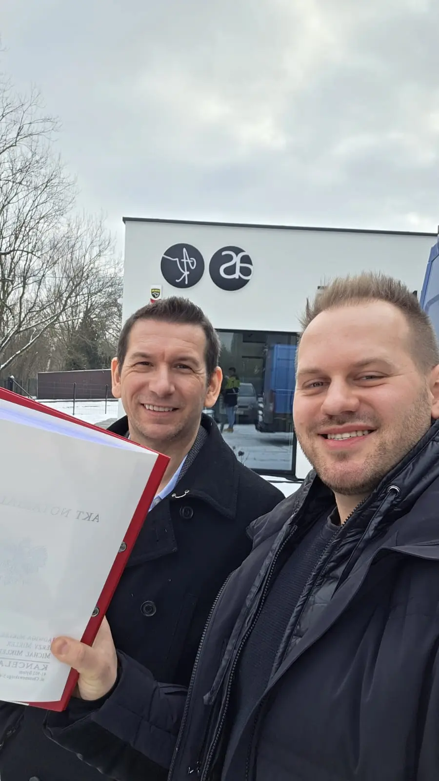 Natan Wojtasczyk und Rafael Filipiak nach dem Notartermin