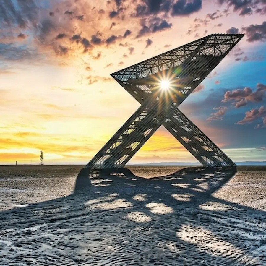 Saarpolygon im Saarland bei Sonnenuntergang mit dramatischem Himmel und weitem Landschaftsblick.