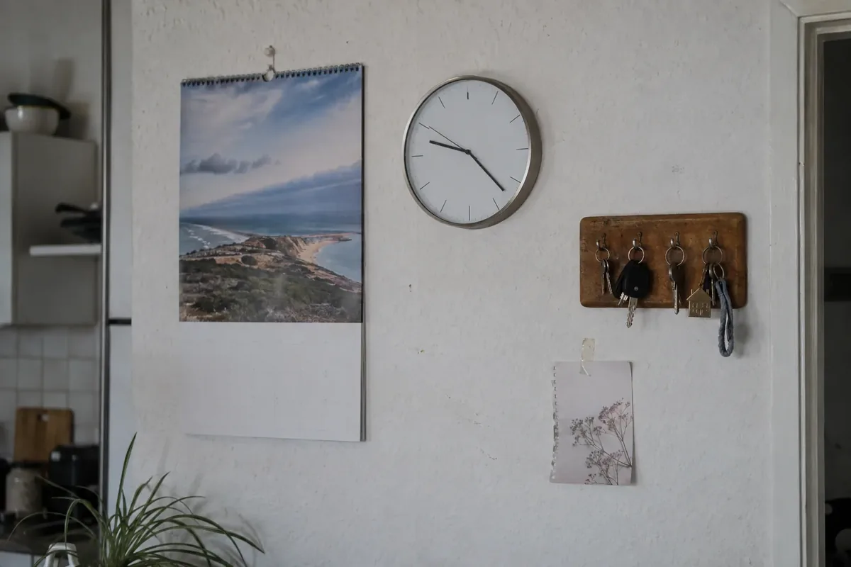 Wandkalender und Uhr in einer Küche